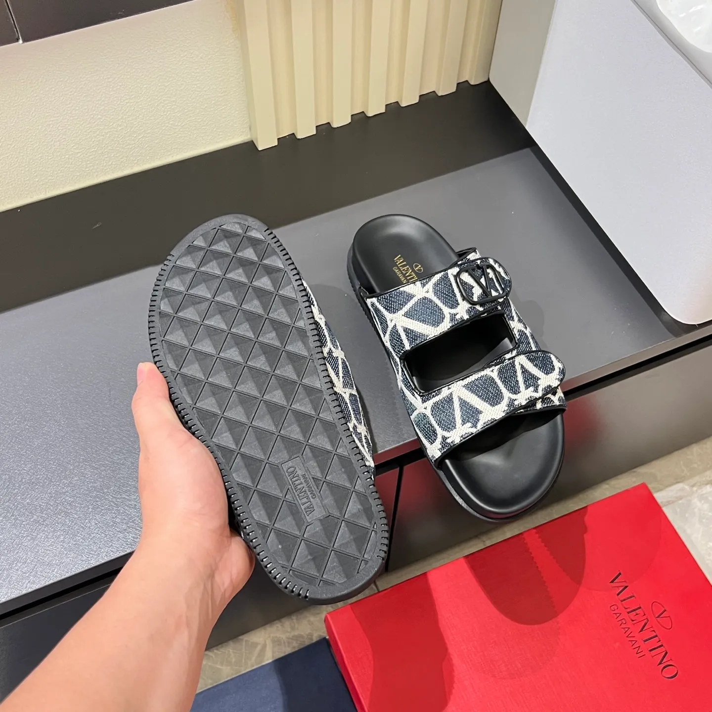 p300《VALENTINO》Warren Men🧍‍♂️Spring and Summer New Style. Cowhide logo flat slippers, elegant sandals, the same style worn by celebrities, original molding, imported calfskin. Rubber outsole. Soft and durable, full set of counter packaging, 38-44!